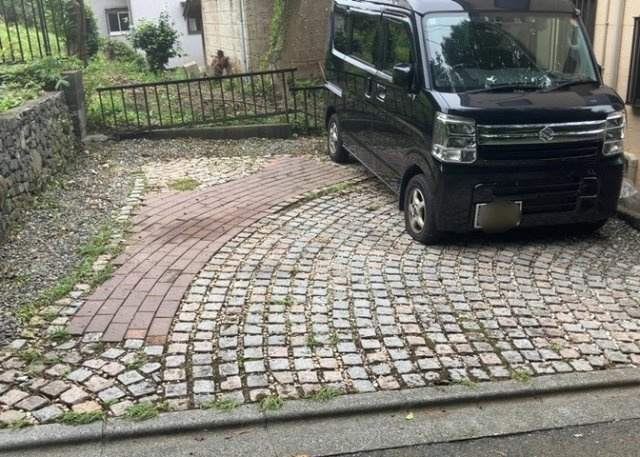 駐車場と明記されていても、最小スペースでつくられた駐車場だと大型車は駐車できなかったり、出入りしにくくなったりする可能性があります。お車のサイズと購入したい物件の駐車場のサイズを現地で確認しましょう。