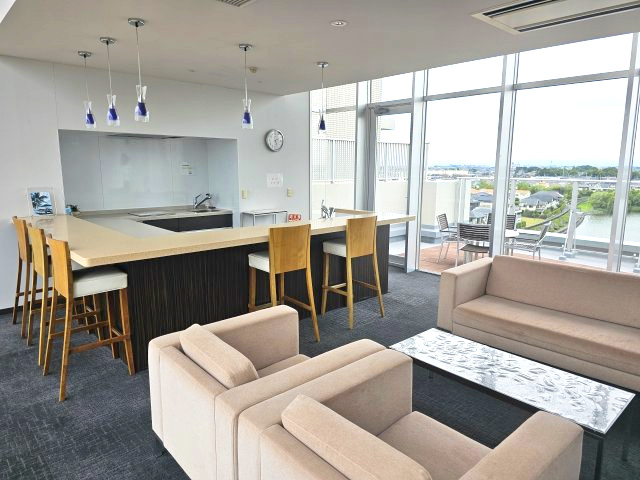 スカイラウンジは屋内と屋外の併設なので、ご友人をいっぱい呼んで優雅に寛げます