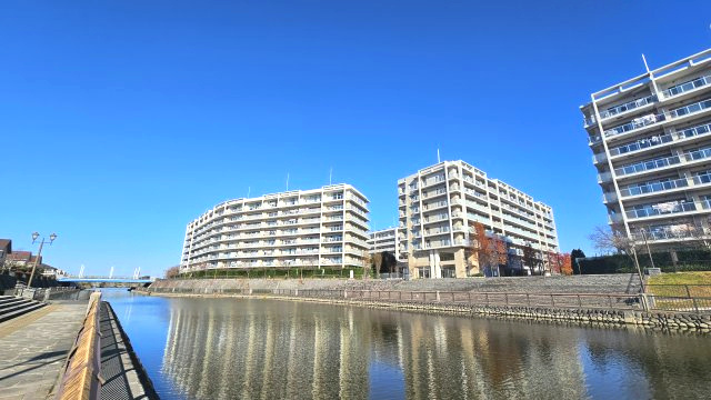 水辺と都市が美しく融合し自然に溶け込んだ街並み