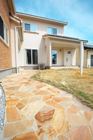 敷地内までのアプローチ。温かみのある石畳が印象的です。