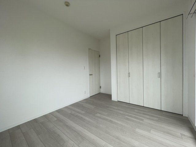 程よい広さの洋室で、子供部屋や書斎としても使いやすい空間。クローゼット付きで収納面も安心です。窓からの採光もあり、日中は明るく快適に過ごせます。使い勝手の良い間取りが魅力の一室です。