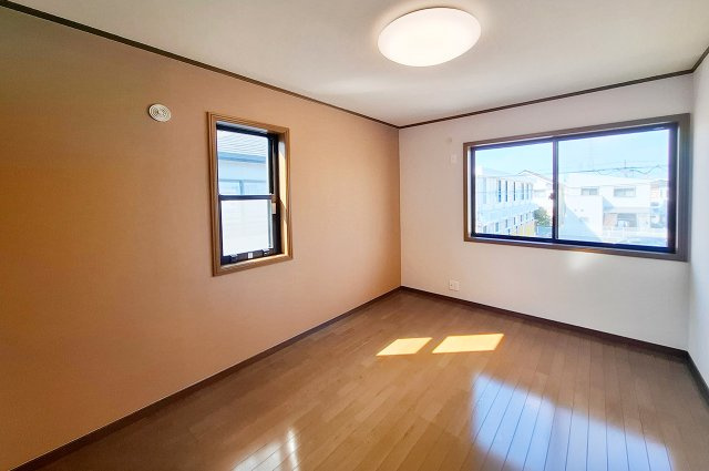 洋室2：クロス貼替や一部アクセントクロス施工などリフォーム済み。きれいなお部屋で快適に過ごせます。