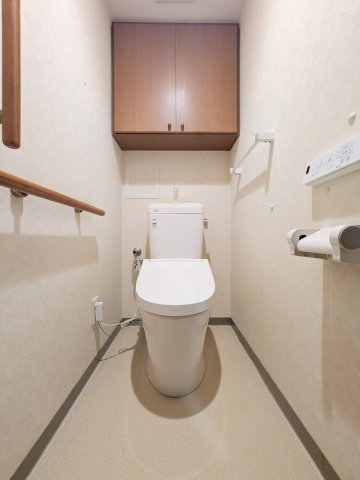 落ち着いた色調のトイレです