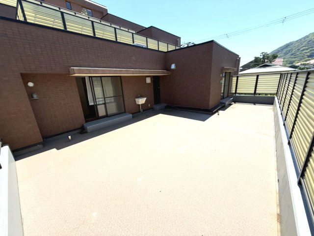 暖かな日差しのふりそそぐバルコニー