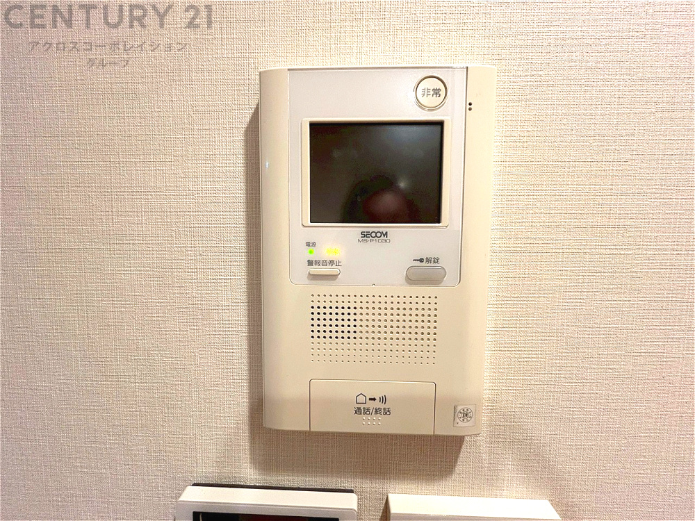 訪問者が来たときにテレビ画面で確認できるため、安心してドアを開けられます。録画機能があるものもあり、留守中に来訪者を記録しておくことができます。利便性が高く、セキュリティ面でも安心です。