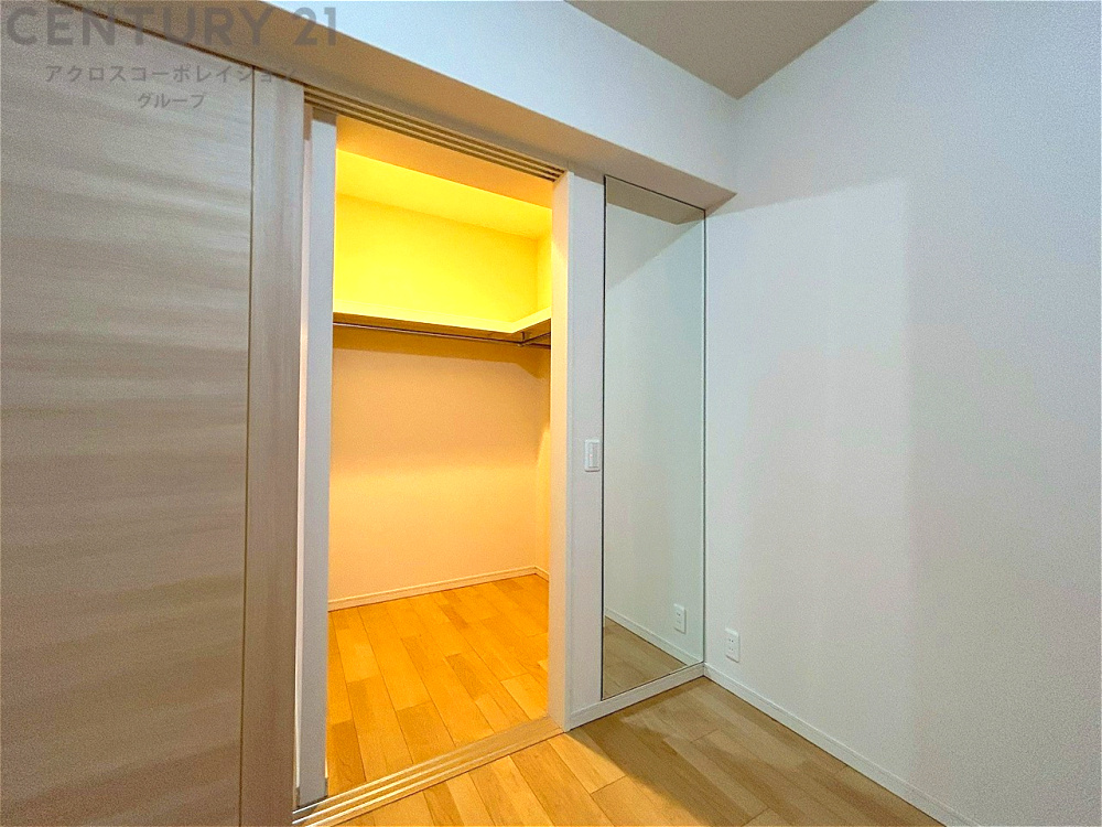 収納力が高く洋服や小物を整理しやすく、更衣室のように使え、部屋がすっきり保てます。収納の配置を自由に調整でき、換気性が良く防湿・防虫対策も可能。快適で機能的な生活空間を実現できます♪