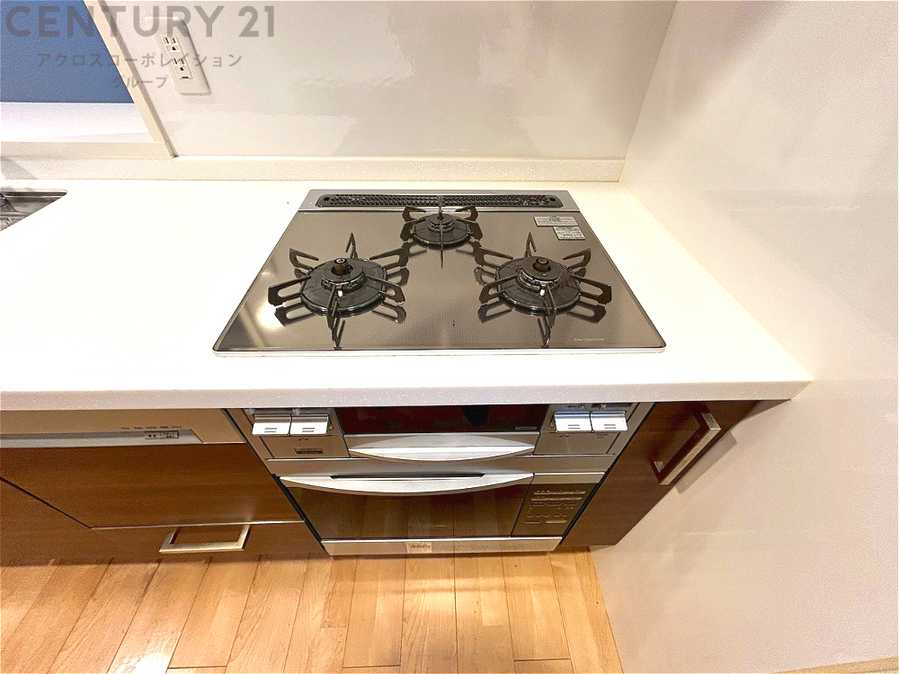 多数の調理器具を同時に使用でき、料理の効率化が可能。省エネで節約になり、様々な料理スタイルに適応できます。また、火力調整が独立しており、手入れや掃除もしやすく、今よりもっとお料理が楽しくなるかも。