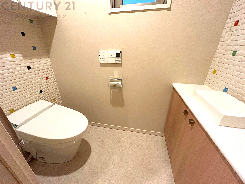 温水洗浄便座付トイレは温水洗浄機能により、暖かい水でおしりを洗浄することができ、冷たい水を使う従来の便座に比べ、温水洗浄機能で暖かいトイレを提供し、快適な使用を可能にします。