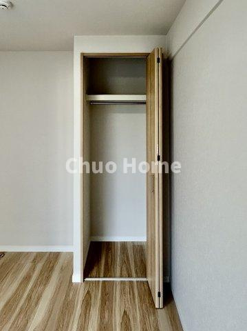 居室にはクローゼットを完備し、自由度の高い家具の配置が叶うシンプルな空間です。お子様の成長と必要になる子供部屋を与えるにはぴったりの間取りですね。