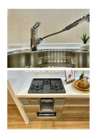 【キッチン水栓】キッチン水栓はシャワーヘッドが伸びますのでシンクの隅々まで届きます。【三ツ口コンロ】奥様に好評な三ツ口コンロと魚焼きグリルです。