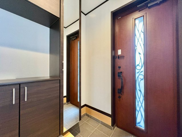 玄関まわりをすっきり保てる収納スペース付き