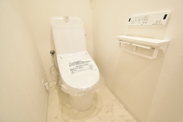 最新の節水型トイレです！隅々までお掃除のしやすい構造になっています！100年キレイが続くコーティングが施されています♪