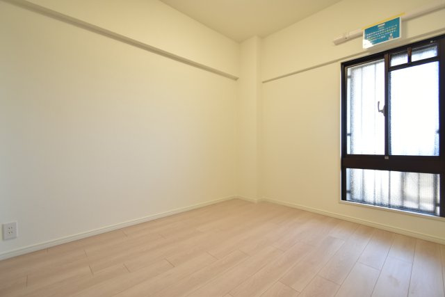 約5帖の洋室です。収納が設置されており、お子さんのお部屋やお仕事部屋として、ちょうど良いサイズ感です。