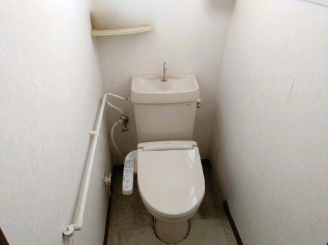 窓を開けて効率よく換気、カビを抑えて日々の掃除を楽にします。