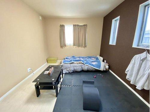 落ち着いた色合いの壁が印象的な洋室は、2面採光で明るく通風も良好。ベッドスペースとしても、趣味や書斎としても活用できるシンプルな空間設計が魅力です。床材もやさしい雰囲気。