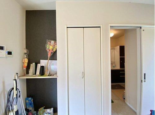 白を基調とした収納扉は、空間に溶け込むすっきりとしたデザイン。小物や書類の整理にも便利なニッチも備えており、生活感を抑えながら収納性を高めています。