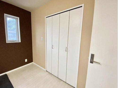 洋室に設けられたクローゼットは、衣類や季節品の収納に便利なサイズ感。扉付きで見た目もすっきり保てるため、居室空間を広々と有効に使えます。