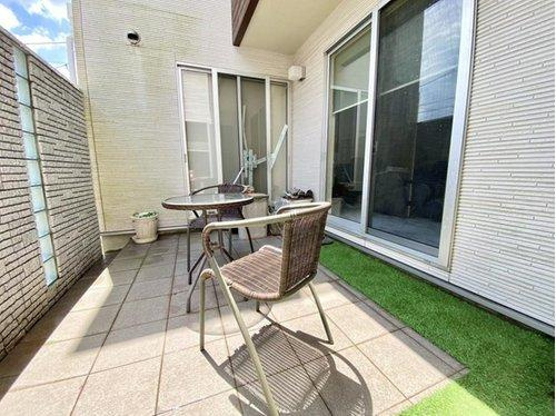 外からの視線が気にならない中庭スペースは、カフェのようなひとときを楽しめる憩いの場。晴れた日には椅子を出してリラックスしたり、家族でのんびり過ごすのにぴったりな空間です。