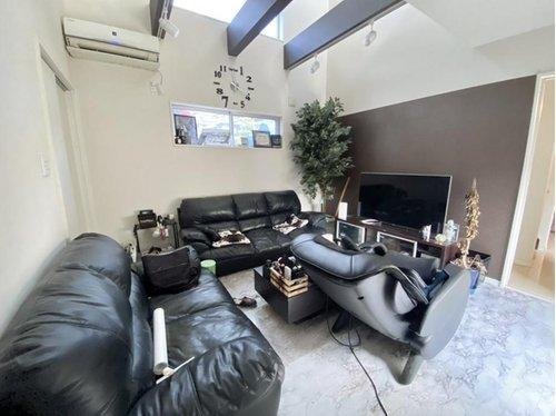 吹抜け天井が開放感を生み出すリビング空間。高窓からたっぷりと自然光が降り注ぎ、日中は照明いらずの明るさに。家族の団らんや来客時にも心地よく過ごせる、ゆとりのある設計です。