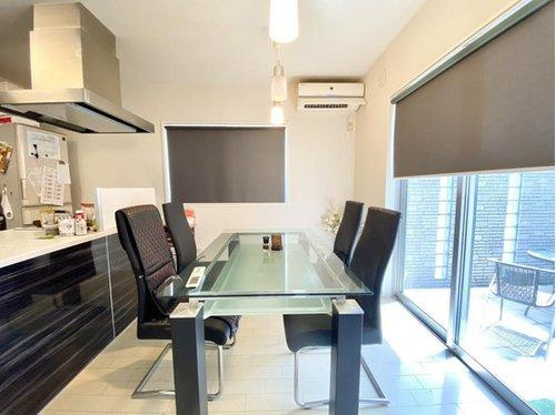 大きな窓に面したダイニングスペースは、日差しが柔らかく差し込む明るい空間。中庭を望む開放的な眺めとスタイリッシュな内装が、日々の食卓をより心豊かな時間へと演出してくれます。