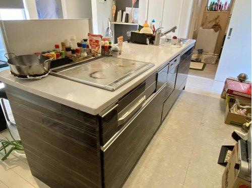 高級感ある鏡面仕上げのキッチンは、IHクッキングヒーターを採用したオール電化仕様。調理スペースも広く、家事効率を高める設計が魅力です。背面に洗面所が隣接し動線も良好です。