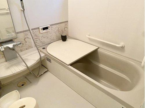 浴室はゆったりとしたサイズ感で、快適なバスタイムをサポート。手すり付きで安全性にも配慮されています。追い焚き機能や浴室乾燥など、毎日使いやすい設備が整っています。