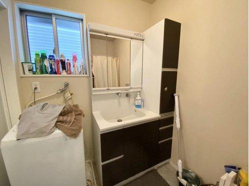 収納力のある洗面化粧台で、毎日の支度もスムーズに。室内洗濯機置場が隣接し、家事動線が整った使いやすいスペース。窓付きで自然換気も可能な、清潔感あふれる空間です。