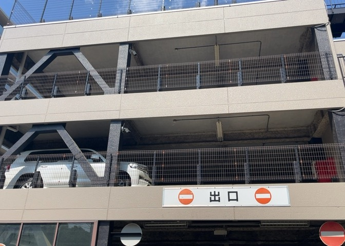 敷地内には自走式駐車場を完備しております。現在空有で月額9550円にてご利用いただけます。お車を所有されているご家族にも安心の設備で、日常の移動やお出かけも非常にスムーズに行えます。