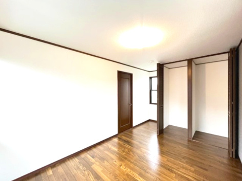 広くて明るい寝室