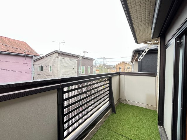 暖かな日差しのふりそそぐバルコニー