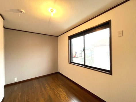 落ち着いた色調の洋室です