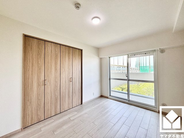 約5.8帖の洋室です。全居室にクローゼットがございますので、お部屋の広さを最大限に活用できます。