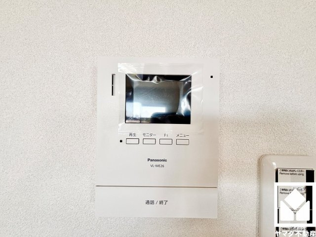 突然の来訪時にも防犯面で心強いモニター付きインターホンを設置。お留守番中のお子様も、室内からスムーズに相手の確認ができます。