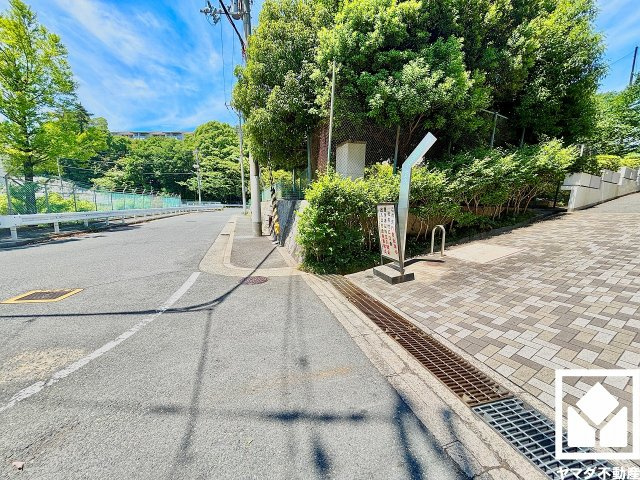 「関西スーパー大社店」まで徒歩9分、「ドラッグセガミ大社店」まで徒歩9分、「ファミリーマート西宮上ヶ原店」まで徒歩13分など、お買い物施設が徒歩圏内に複数あり便利な住環境です。