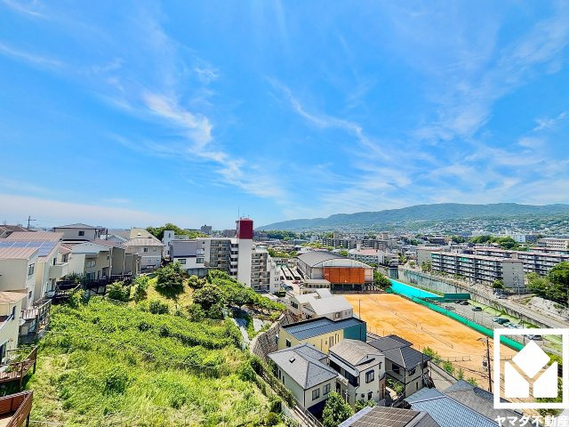 9階建て8階部分で前面に視界を遮る高い建物がなく、見晴らしの良い景色が広がります。開放感あふれる眺望と利便性が融合した住まい？？穏やかな毎日をここから。
