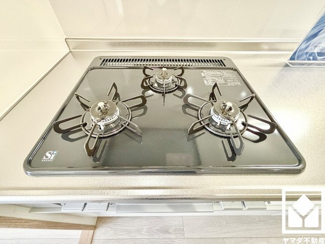 家族のごはん作りがもっとスムーズになる、便利な3口コンロ付き。