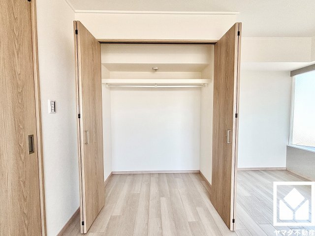 クローゼットは奥行きがあるので、収納力も申し分ありません。約4.5帖の納戸も備えており、住空間を広々お使いいただけます。日用品のストックなどもすっきり片付きます。
