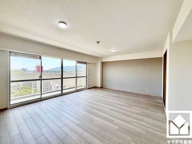 南西向きの窓から自然光を取り込む、開放感あふれる暮らし。隅々まで光が降り注ぎ、明るく心地の良い空間。