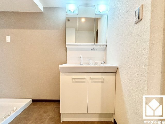 収納付きでスッキリお使い頂ける3面鏡の洗面台です。洗面ボウルが広めなので、忙しい朝でも身支度がしやすく時短になります。