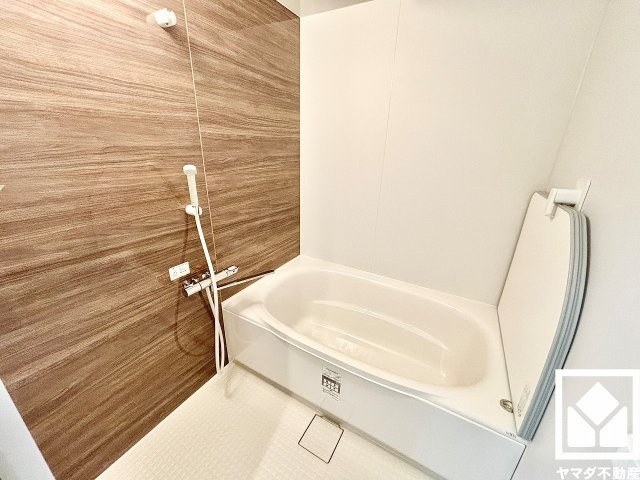1日の疲れを癒す浴室でゆったりリフレッシュ。ナチュラルな木目調のアクセントパネルは落ち着いた雰囲気を演出してくれます。