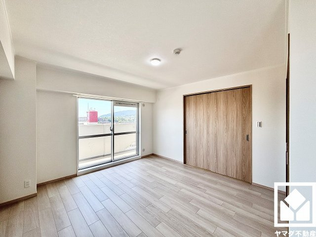 約8帖の洋室です。バルコニーにつながるお部屋で、通風・陽当たり良好。