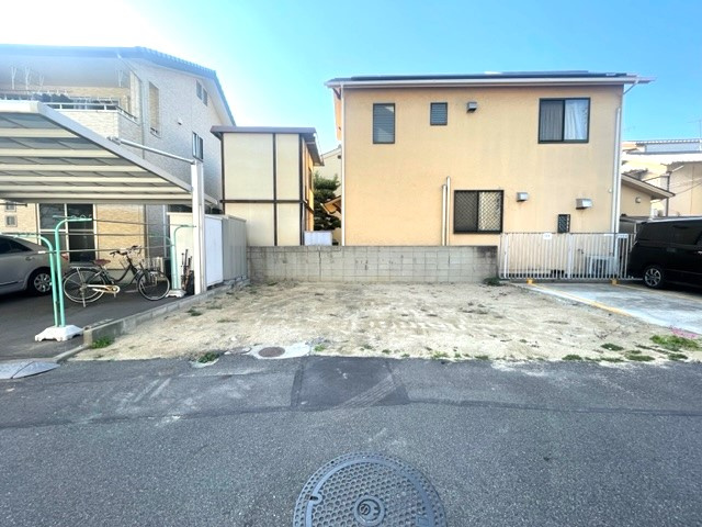 前面道路は幅員約4.7mです。駐車場用地にも最適です。