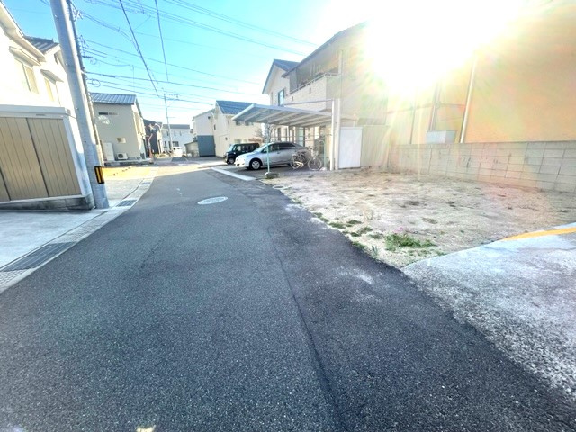 敷地前の道路の様子です。敷地を北側から撮影しています。
