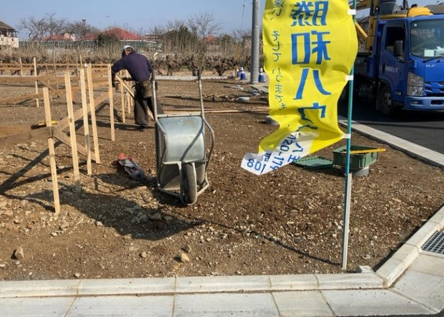 バルコニーは、室外の専用スペースのうち、「屋根がなく開放された空間」であるものを指します。ベランダより広いタイプのものが多く、日当たりもよいため家庭菜園などを楽しみたい人にとって適した環境となります。