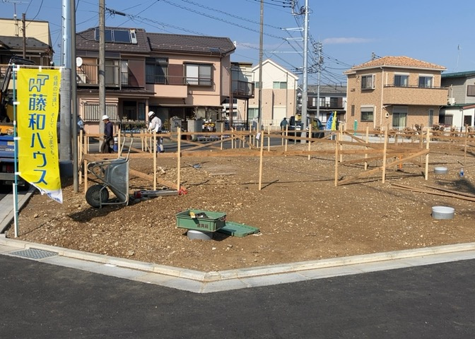 木造住宅とは土台、壁、柱など建築物の強度を支える構造体の材に木が使用されている構造を指します。構造体は建物の自重を支えるだけではなく風圧や水圧、積裁荷重などあらゆる衝撃に耐えるための基礎です。