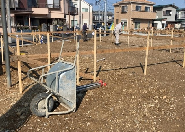 基礎パッキング工法とは、床下の換気確保のため基礎と土台の間に緩衝材を挟み込む工法です。土台の下に数十センチの間隔で設置されるため、全体的な隙間が生まれます。床下換気口に比べて高い通気性が確保されます。