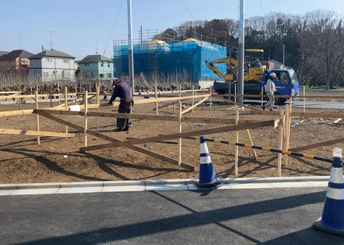 現地に行くなら、物件の周囲の地形がどうなっているかを見ることも大切です。周辺より低くなっている土地では、大雨などで水が集まりやすいため、地盤が弱くなっているということも考えられるため、注意が必要です。