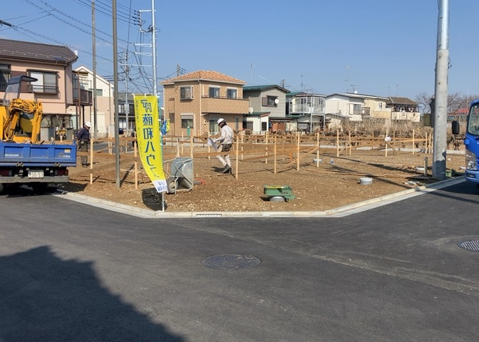 道幅が狭い場所は比較的土地の値段が低いことが多く、また交通量が少ないため騒音が少なく静かな環境で過ごせます。また、小さいお子様がいるご家庭も安心です。一方で車の駐車が難しいというデメリットもあります。