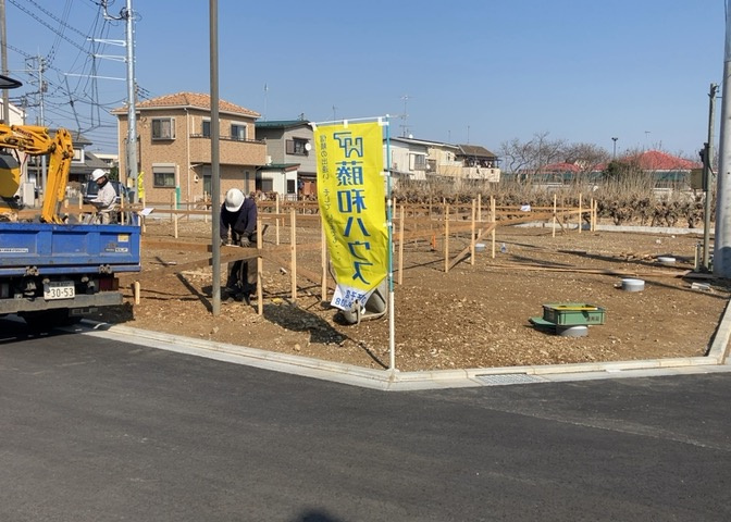 道幅が広い場所は日当たりや風通が良好です。幅が広いのですれ違いも可能ですし大きな車でも駐車可能！一方で、大型車が通ることも多くなるため交通量の増加により騒音に繋がります。また土地の値段が高くなります。