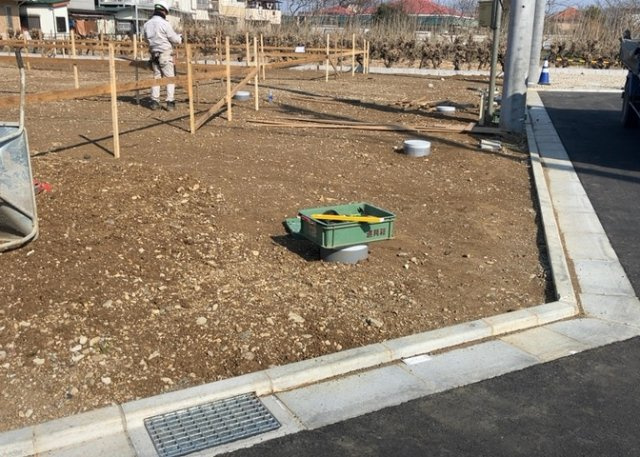 車一台あたりに必要なスペースは、標準サイズの普通自動車で横幅2m50cm、長さ5mは必要になります。ただし、乗降のことも考慮して横幅3m30cm、長さ5m50cmほどは確保できるところを選びましょう。